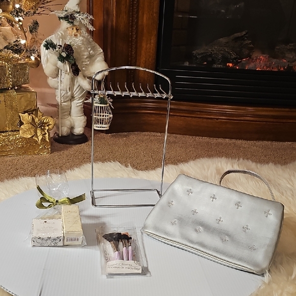Silver Clutch for Make up &Brushes & Hand Cream , Soap & Stand For necklace . - Picture 2 of 12